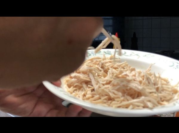 將蒸好的雞胸，放涼拔絲