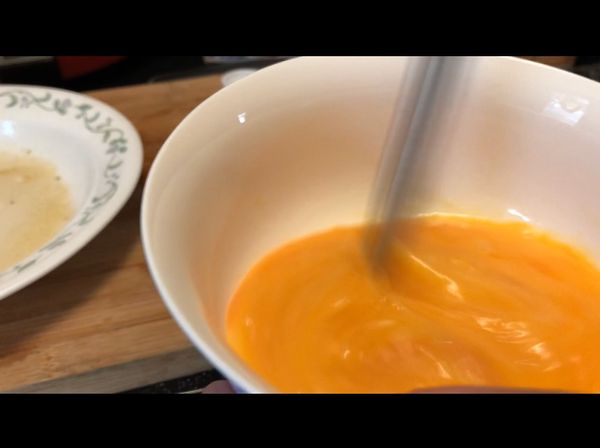 將蛋打入碗中，加入杏仁奶，攪拌均勻