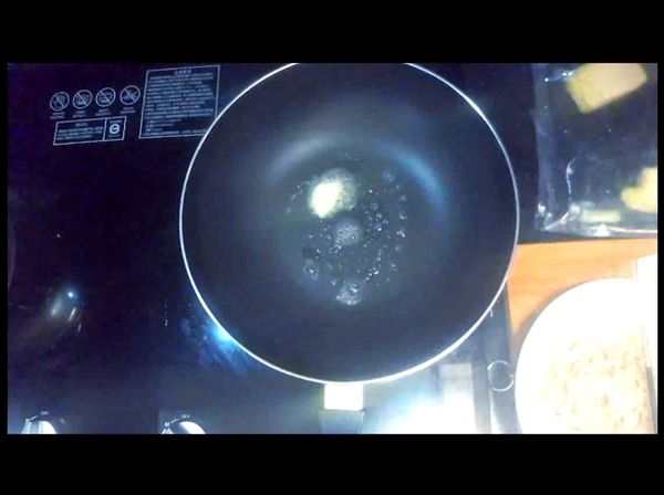 在鍋中放入適量奶油