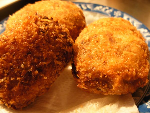 再將裹好麵包粉的可樂餅炸成金黃色即完成。