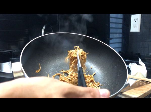 將剩下的雞絲，加入適量醬油、糖下鍋拌炒