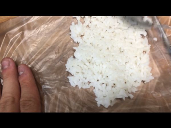 量出適量的飯，在保鮮膜上鋪平