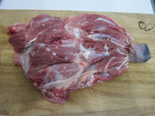 雞腿拍鬆後，均勻灑上玫瑰鹽，備用。