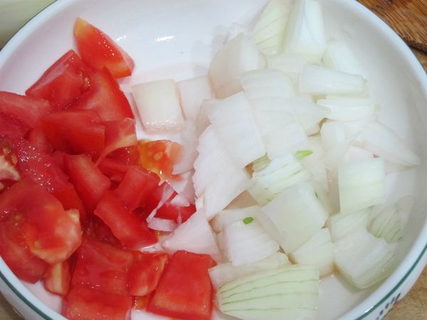 洋蔥&amp;蕃茄切約2公分小塊狀，蒜頭拍碎切末，備用。