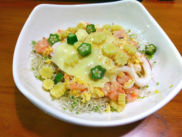 1.把玉米筍和秋葵切好
2.擺盤步驟👉（苜蓿芽-蝦仁透抽-起司玉米筍和秋葵）
3.獲得營養輕食小花園沙拉