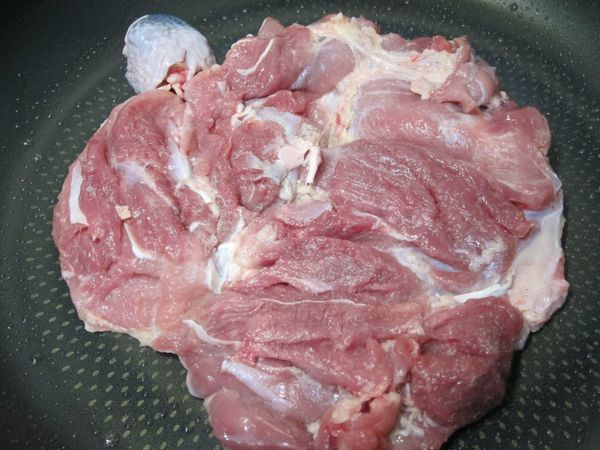 中大火，一匙油，將雞皮面先朝下放入煎至兩面稍稍金黃後取出。