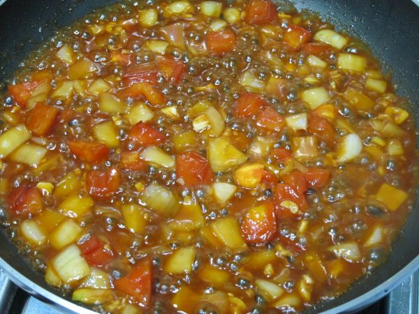 原鍋入洋蔥番茄炒軟後，加蒜末泰式甜雞醬炒出香氣，最後嗆入醬油，再加一杯洗米杯水量(約200ml)煮滾，調整味道後關火。