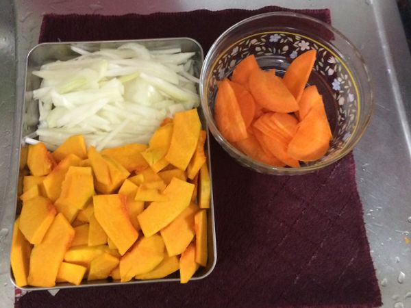 將洋蔥切絲，南瓜、胡蘿蔔切片備用。
