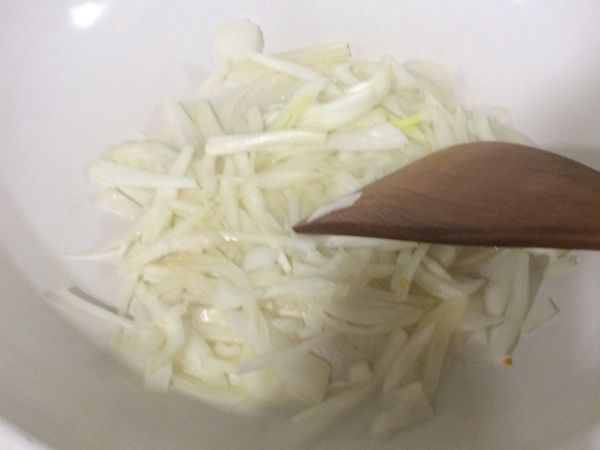 先將洋蔥炒出香味。