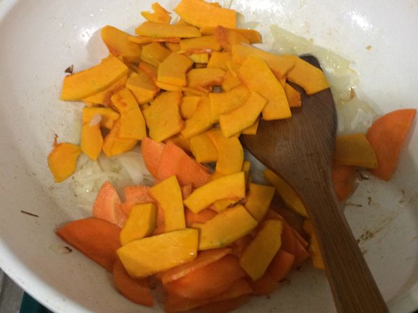 再把南瓜及胡蘿蔔炒香。