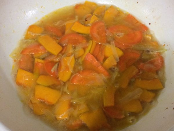 倒入水能夠淹過食材即可，煮至軟透。