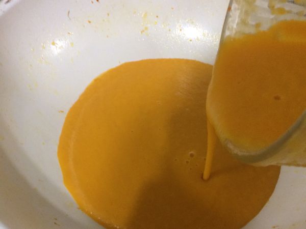 再倒調理機裡打碎，倒回鍋中繼續煮。