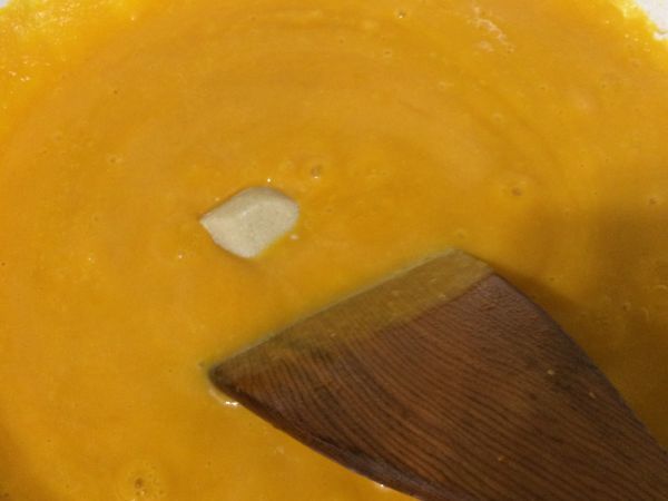 加入白醬塊一起煮滾。