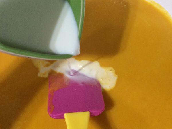 倒入鮮奶拌煮，濃稠度可以自己喜好調整。