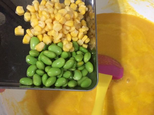 最後加入鹽及胡椒調味一下，再放入玉米及毛豆即可。