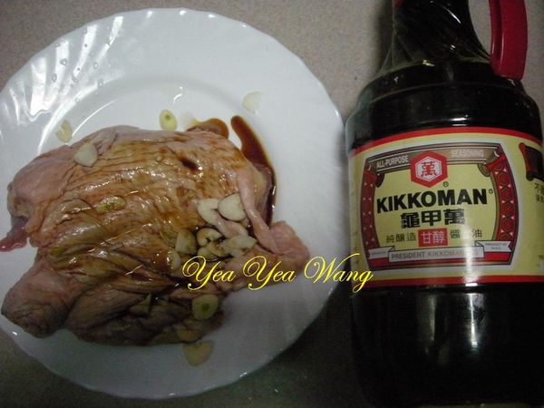 備料：將仿土腿肉去骨醃上醍醐醬油２大匙＋冰糖１小匙＋酒少許＋水１大匙＋鹽１／２小匙＋胡椒粉少許+蒜末1顆