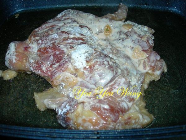 裹粉入油鍋以中小火半煎炸至兩面金黃