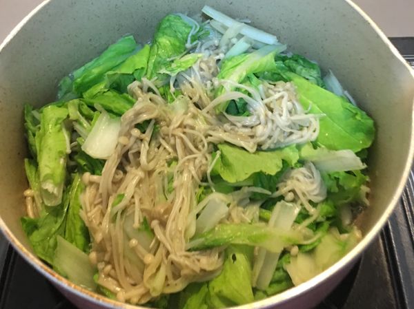 接著放入鹽巴跟糖一起炒，最後再加上小白菜葉，炒到葉子變色；再入黑胡椒粒一起拌炒。就完成囉！