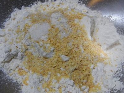 麵粉、小麥胚芽粉、鹽加水混合揉成團