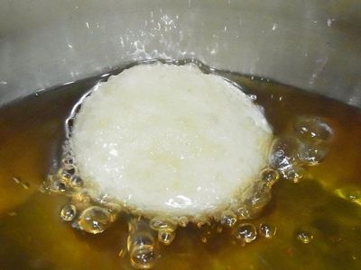 麵團一浮起來馬上在表面淋熱油，有助於膨脹，只要油溫對、擀薄麵糰，一定會膨脹起來，一面膨脹起來時再翻面炸。冷了會軟化，可以放烤箱烤一下就會卡滋卡滋~