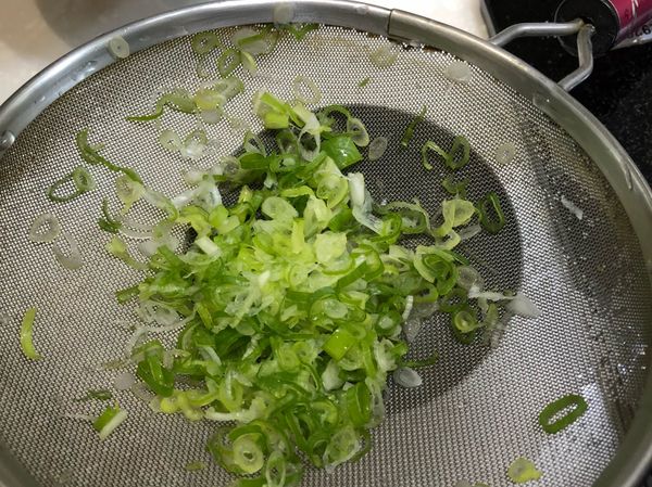 -加豆腐及蔥（不加塩）
-海帶芽泡水
-滾了之後加味霖4大匙
-海帶芽滾之後才加入