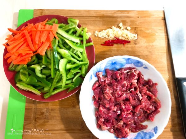 將食材切條狀，牛肉加入醃料醃10分鐘，蒜頭切末，辣椒切絲。