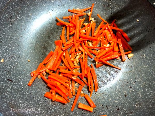 同鍋放入蒜頭、紅蘿蔔炒香，可加點水，釋放紅蘿蔔素。