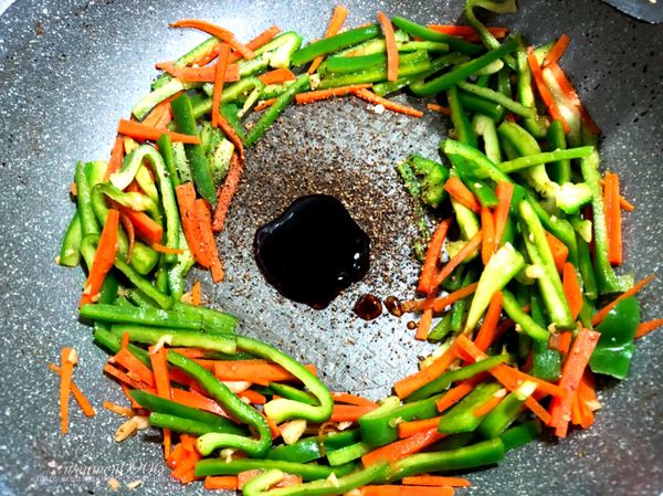 加入調味料，一同拌炒均勻。