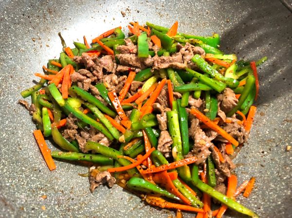 最後加入牛肉中大火快炒即可。