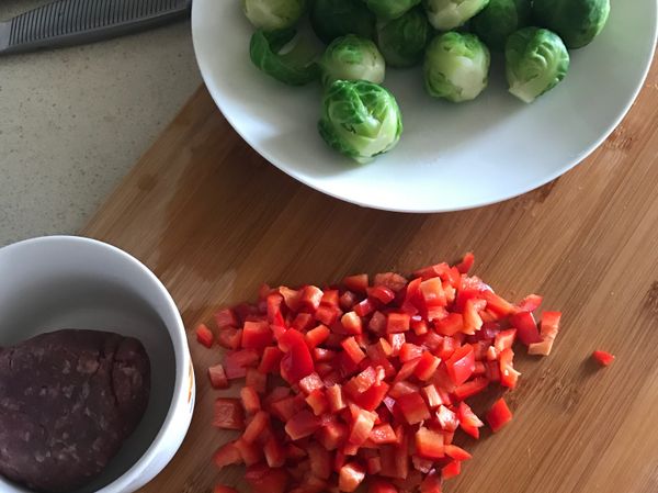 孢子甘藍洗淨對切川燙後撈起備用，紅甜椒切末備用。