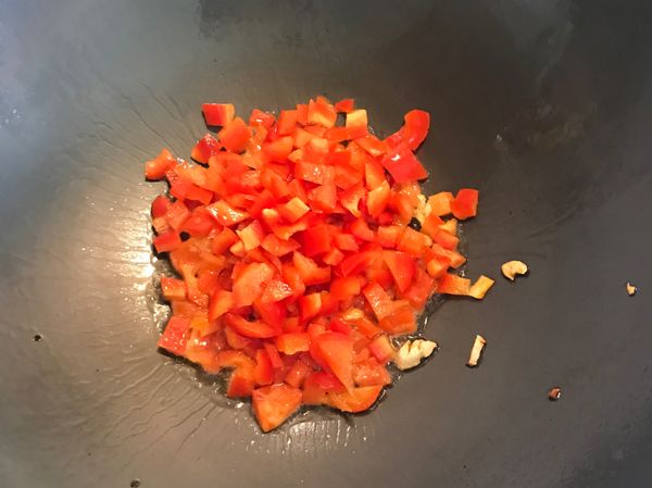 炒鍋下油及蒜末，待香氣出下甜椒末拌炒。