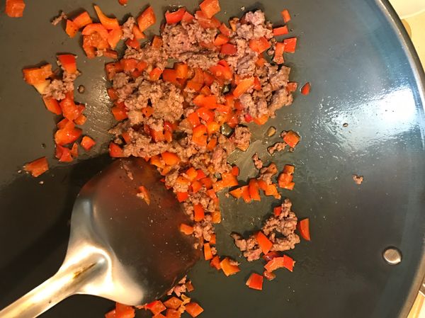 下牛絞肉拌炒。