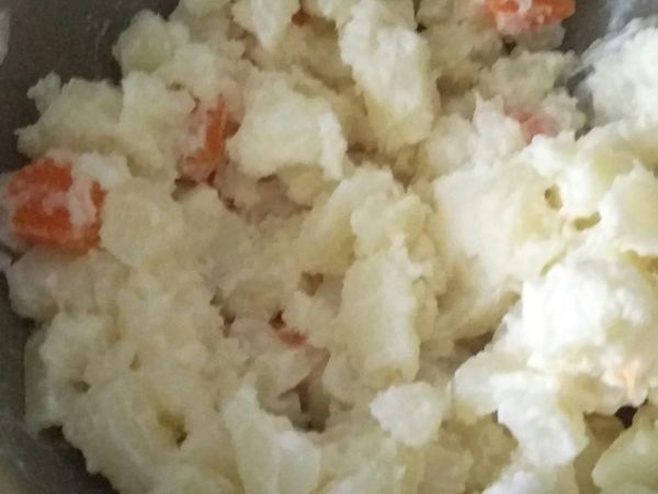 馬領薯，紅蘿蔔，蛋黃與美乃滋攪和(美奶滋分量加，其實不需要太多)

再加入水果，蛋白