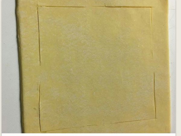 酥皮稍微解凍，才好塑型