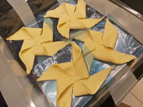 塑出自己喜歡的型，撒上砂糖或包裹自己喜歡的水果，果醬....塗上一層蛋液