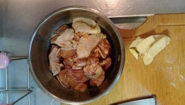 雞腿肉加入醬油醃製約10分鐘，並將薑切片