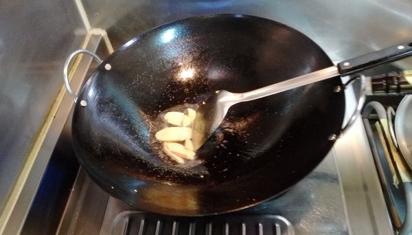 起油鍋後先放入薑爆香