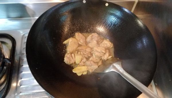 倒入醃製完成的雞腿肉煸炒