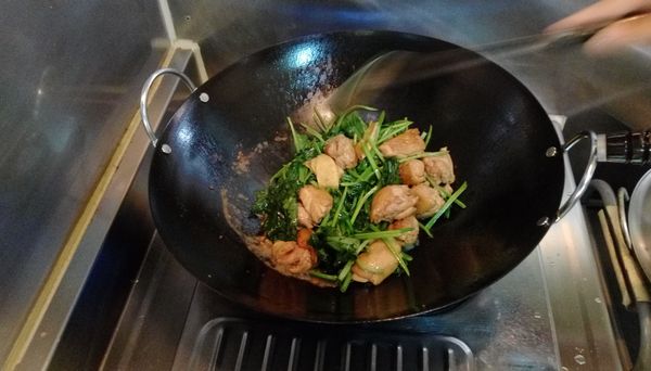 加入菠菜一起炒，蓋上鍋蓋稍微悶1~2分鐘，口感更佳