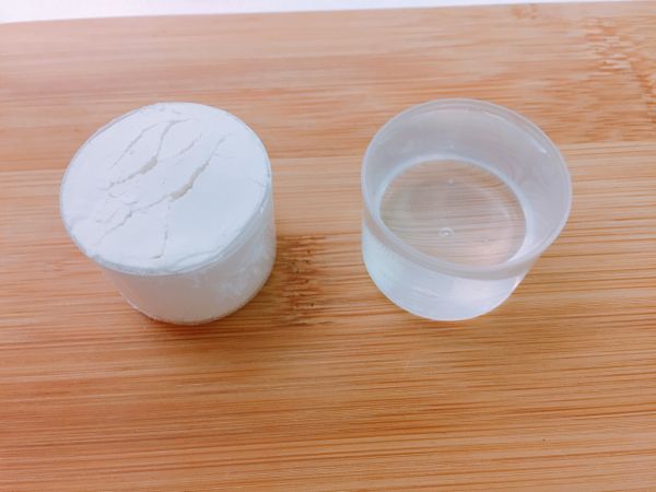 我是使用小朋友吃藥的量杯
中筋麵粉 1杯
水 8杯
1:8的比例！用湯匙也可以