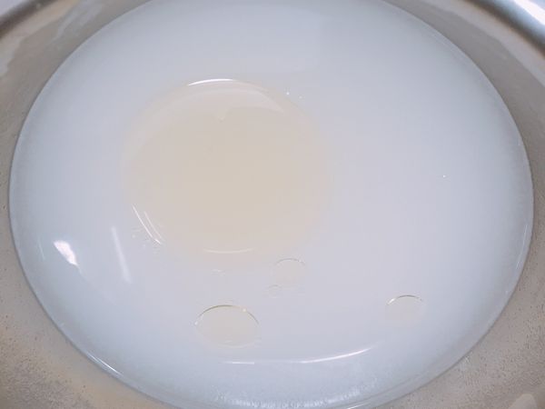 將麵粉與水攪拌均勻至無結塊狀
加入 油 （我是使用玄米油，一般沙拉油即可）攪拌一下