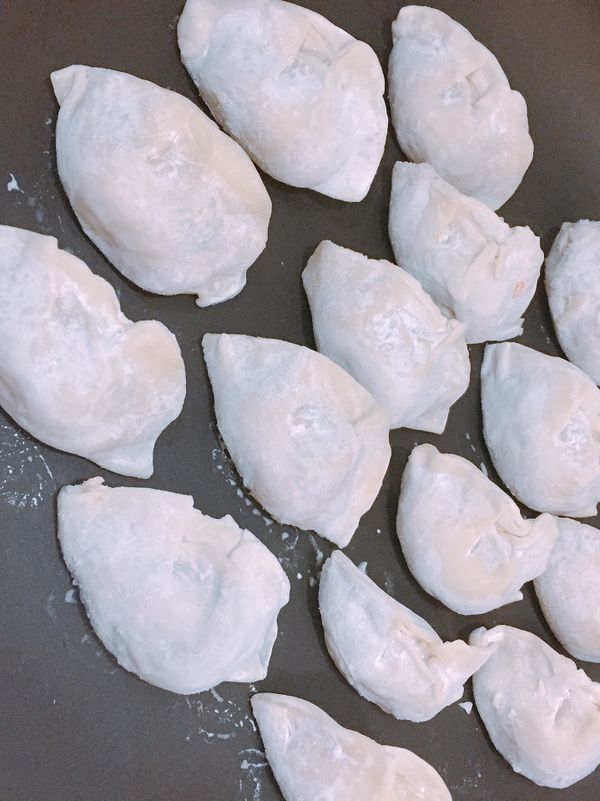 不沾平底鍋內擺上冷凍水餃（不用解凍）