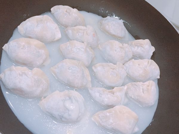 倒入麵糊水
（每顆水餃下都一定要有淹到麵糊水）
倒入後蓋上鍋蓋 開中小火 10分鐘（中間勿開蓋免得水餃不熟）
時間到後轉小火悶兩分鐘