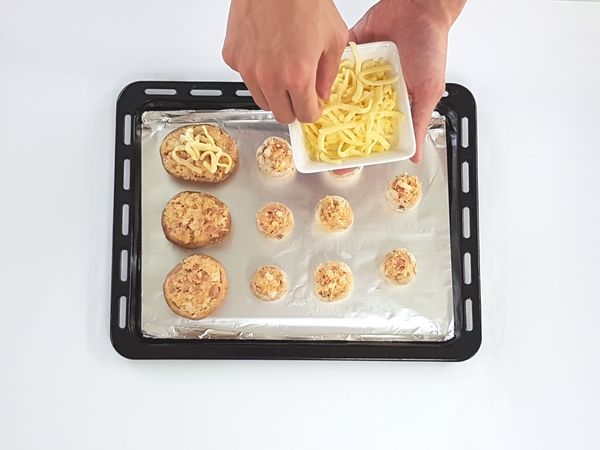 鑲入蘑菇、放上起司，