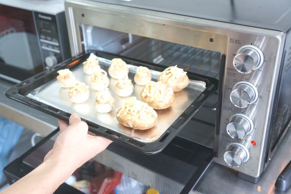 入180度烤箱烘烤20分鐘。
點綴西洋芹葉。