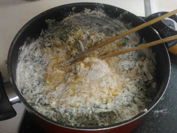 韭菜切碎後加入麵粉和蛋(可以加一些蝦皮)