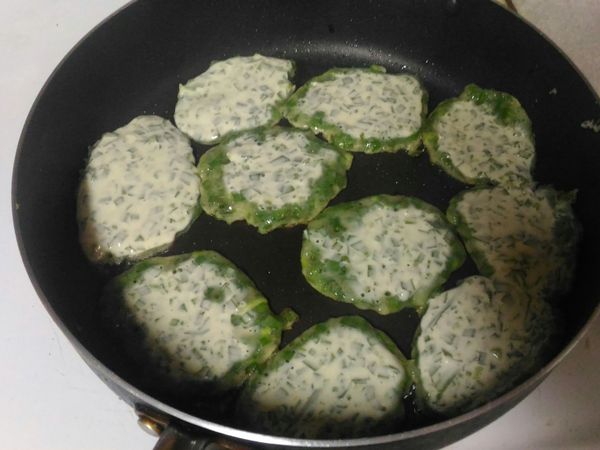 等金黃色即可翻面