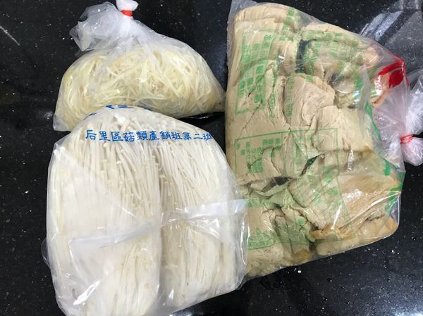 食材有生豆包、薑絲、金針菇