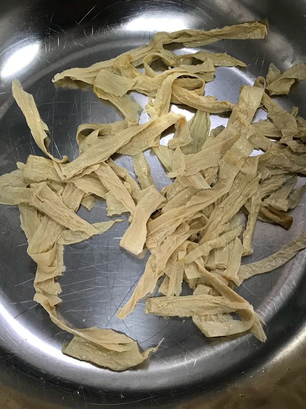 第一步：先把豆包撕成小段