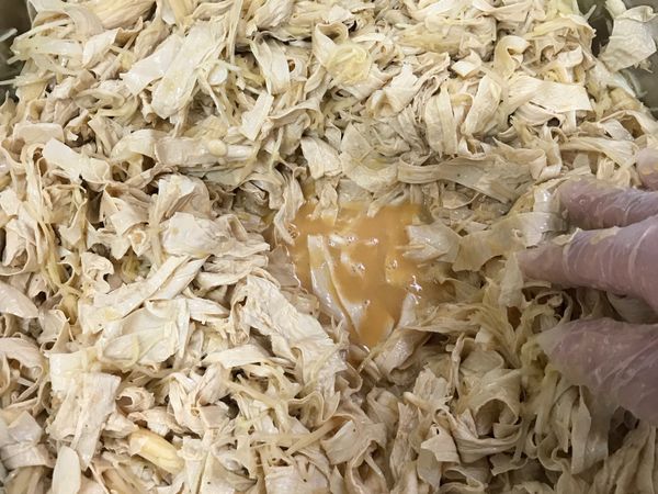 取一個大鋼盆
將豆包絲、金針菇、薑絲、雞蛋
調味料都倒入盆中攪拌

蛋不用太多，只要能夠滋潤到就可以

調味依照個人的口味可以調整